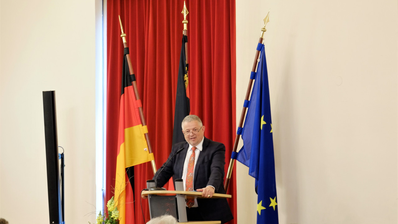 Prof. Dr. Peter M. Huber bei einem Impulsvortrag