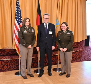 Gruppenfoto von Brigadier General Karen Monday-Gresham, Justizstaatssekretär Dr. Matthias Frey und Colonel Katherine Gowel