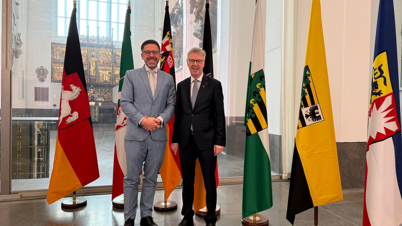 das Bild zeigt: Justizminister Philipp Fernis und Staatssekretär Dr. Matthias Frey