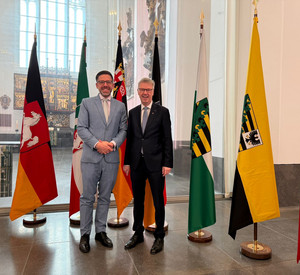 das Bild zeigt: Justizminister Philipp Fernis und Staatssekretär Dr. Matthias Frey