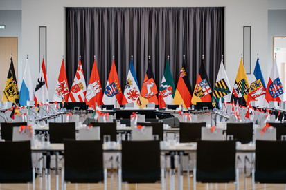 Bild eines Konferenzraums mit den Flaggen der Bundesländer