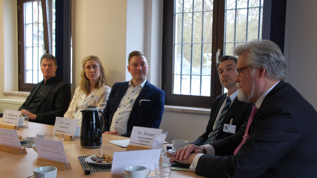 Detlev Pilger, Carolin Bucksteeg, Jörn-Hendrik Sack, Thomas Messer und Herbert Mertin während eines Gesprächs am Tisch