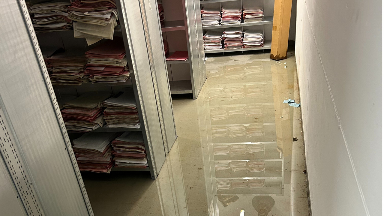 Archivräume der Justizbehörden mit überschwemmtem Boden