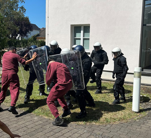 Das Bild zeigt: Demonstration des Einsatztrainings in der Justizvollzugsschule Rheinland-Pfalz