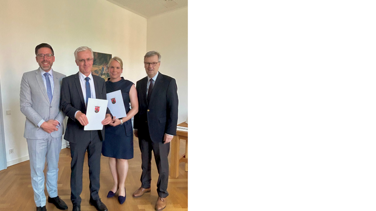 das Bild zeigt: Justizminister Philipp Fernis, Klaus Burkhart, Dr. Isabel Eggers-Wronna und Staatssekretär Dr. Matthias Frey