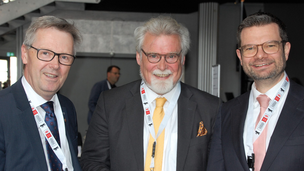 Gruppenfoto von Dr. Matthias Frey, Herbert Mertin und Dr. Marco Buschmann