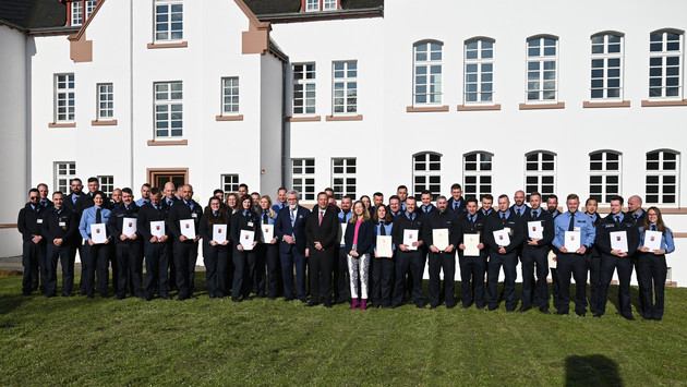 Justizminister Herbert Mertin gratuliert Absolventinnen und Absolventen der Justizvollzugsschule Rheinland-Pfalz