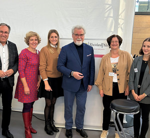 Das Bild zeigt: Landrat Gregor Eibes, Dr. Dagmar Kranz, Johanna Eisenbach, Justizminister Herbert Mertin, Katrin Wingert, Jana Hildebrandt