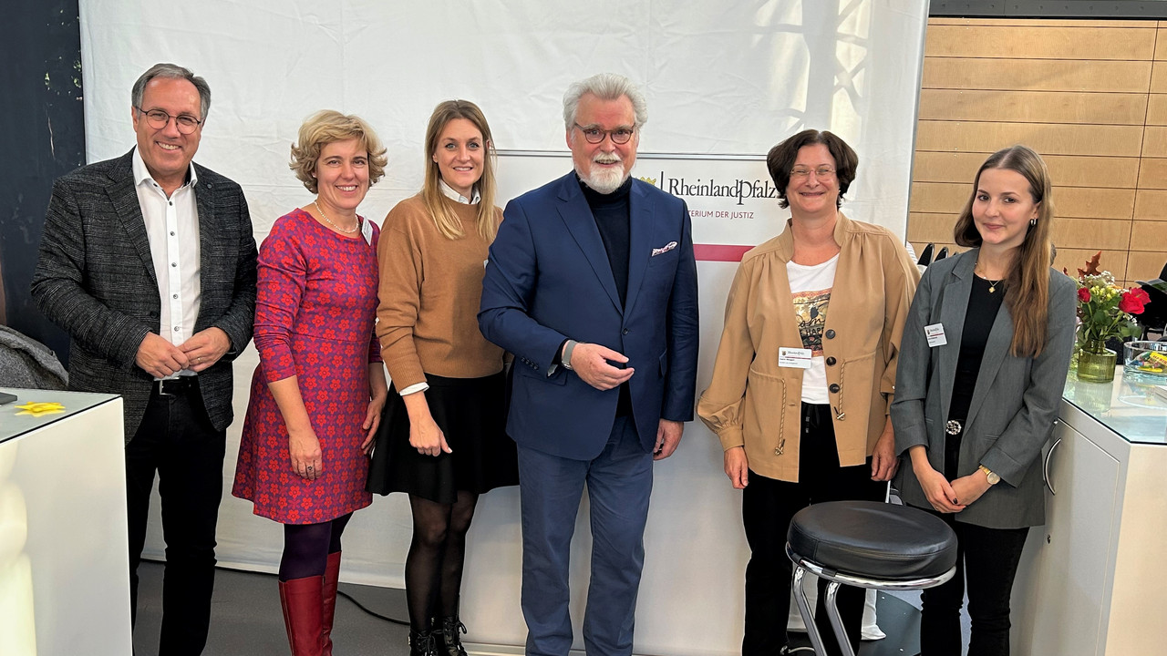 Das Bild zeigt: Landrat Gregor Eibes, Dr. Dagmar Kranz, Johanna Eisenbach, Justizminister Herbert Mertin, Katrin Wingert, Jana Hildebrandt