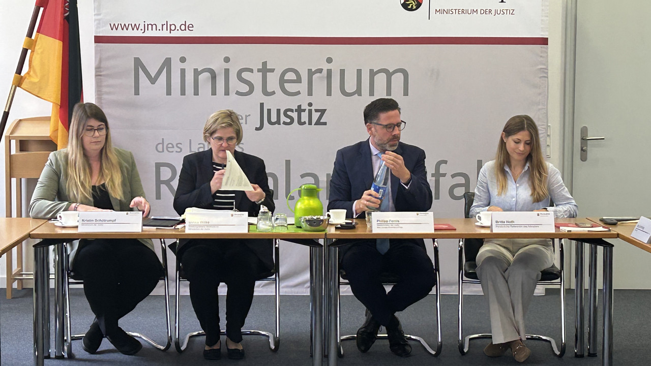 das Bild zeigt: Kristin Schütrumpf, Ulrike Wilke, Justizminiser Philipp Fernis und Britta Hoth
