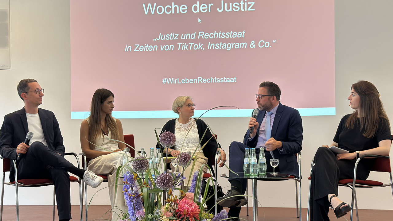 das Bildt zeigt: Joscha Weber, Martina Flade, Präsidentin des BGH Bettina Limperg, Justizminister Philipp Fernis und Alexandra Tadey