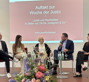 das Bildt zeigt: Joscha Weber, Martina Flade, Präsidentin des BGH Bettina Limperg, Justizminister Philipp Fernis und Alexandra Tadey