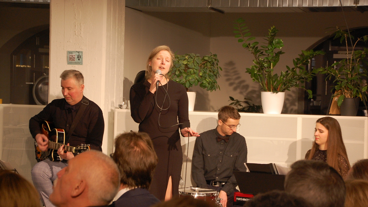 Early Bird Family Band bestehend aus Mitgliedern der Familie Zhurba während dem Auftritt