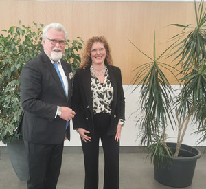 Das Bild zeigt: Justizminister Herbert Mertin und Dr. Simone Konz