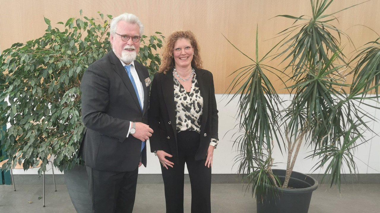 Das Bild zeigt: Justizminister Herbert Mertin und Dr. Simone Konz