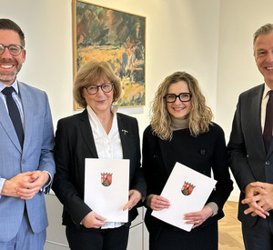 Das Bild zeigt: Justizminister Philipp Fernis, Dr. Bettina Freimund-Holler, Andrea Neßeler und Prof. Dr. Dr. h.c. (NLU Charkiw) Lars Brocker