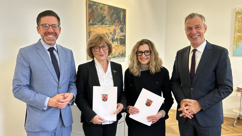 Andrea Neßeler-Hellmann folgt auf Dr. Bettina Freimund-Holler als neue Präsidentin des Verwaltungsgerichts Mainz Andrea Neßeler-Hellmann folgt auf Dr. Bettina Freimund-Holler als neue Präsidentin des Verwaltungsgerichts Mainz