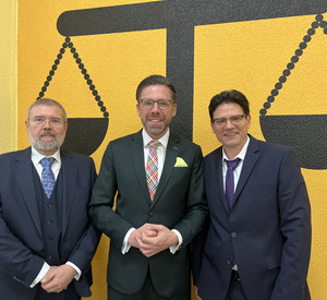 Das Bild zeigt: Direktor des Amtsgerichts Idar-Oberstein Johannes Pfeifer, Justizminister Philipp Fernis und Direktor des Amtsgerichts Bad Kreuznach Olivier Merten