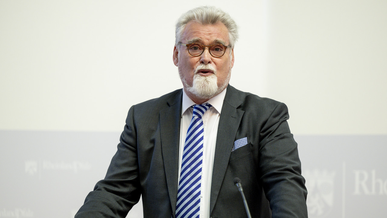 Justizminister Herbert Mertin am Rednerpult