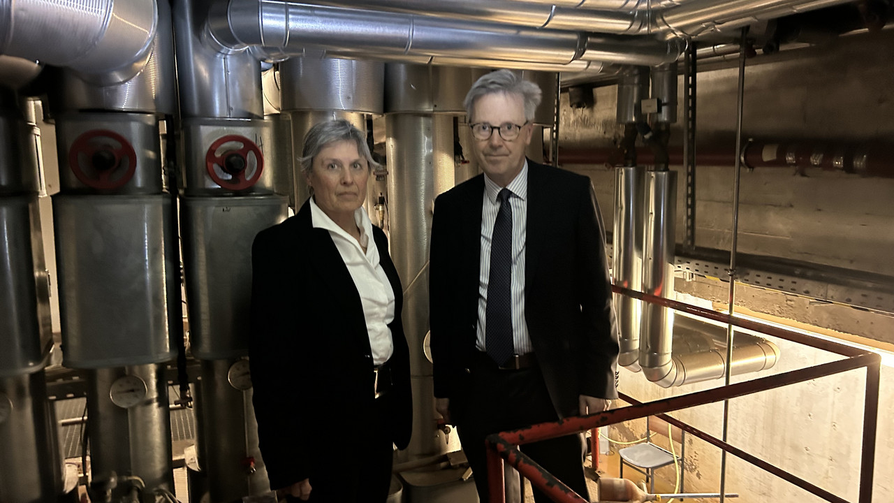 Justizstaatssekretär Dr. Matthias Frey und die Präsidentin des Landgerichts Zweibrücken Maria Stutz vor der Heizungsanlage im Keller