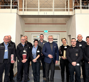 Das Bild zeigt: Justizminister Herbert Mertin mit Bediensteten der JSA Wittlich