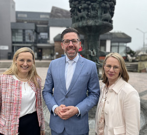 das Bild zeigt: Dr. Anna Maria Schmitz-Valckenberg, Justizminister Philipp Fernis und Sarah Weber