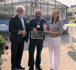 Gruppenfoto von Justizminister Herbert Mertin, Herr Mike Lengwenus und Frau Daniela Wüst mit dem EuroPris Prison Achievement Award 2023