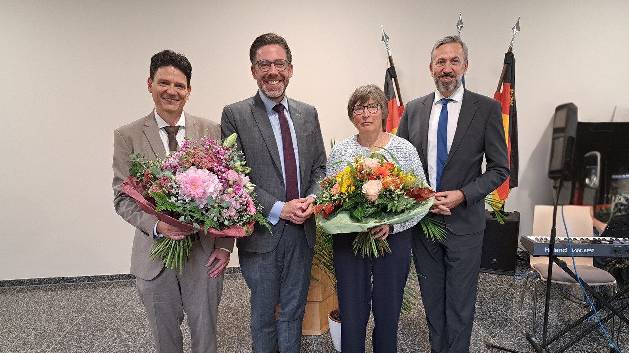 das Bild zeigt: v.l.n.r.: Olivier Merten, Justizminister Philipp Fernis, Brigitte Hill und PräsOLG Thomas Henrichs