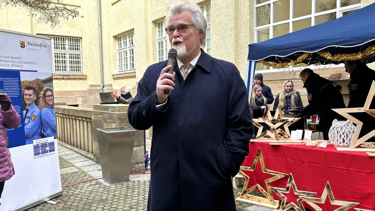 Justizminister Herbert Mertin bei der Eröffnung des Weihnachtsmarkts