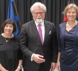 Gruppenbild von Ulrike Müller-Rospert, Herbert Mertin und Anja Schraut