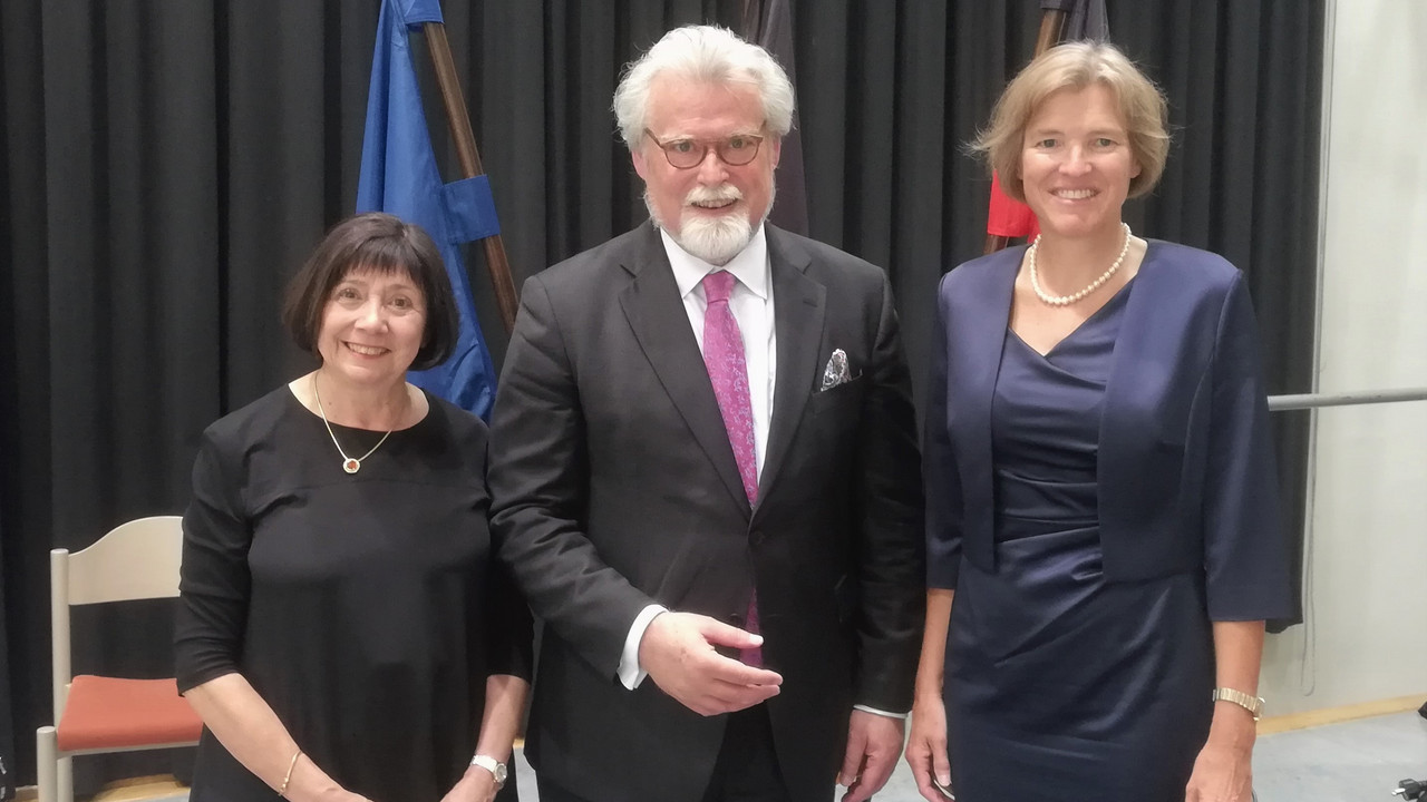 Gruppenbild von Ulrike Müller-Rospert, Herbert Mertin und Anja Schraut