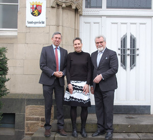 Gruppenbild vor dem Amtsgericht Bad Neuenahr-Ahrweiler von v.l.n.r. Präsident des Oberlandesgerichts Koblenz Thomas Henrichs, Direktorin des Amtsgerichts Bad Neuenahr-Ahrweiler Dr. Susanne Dreyer-Mälzer und Justizminister Herbert Mertin 