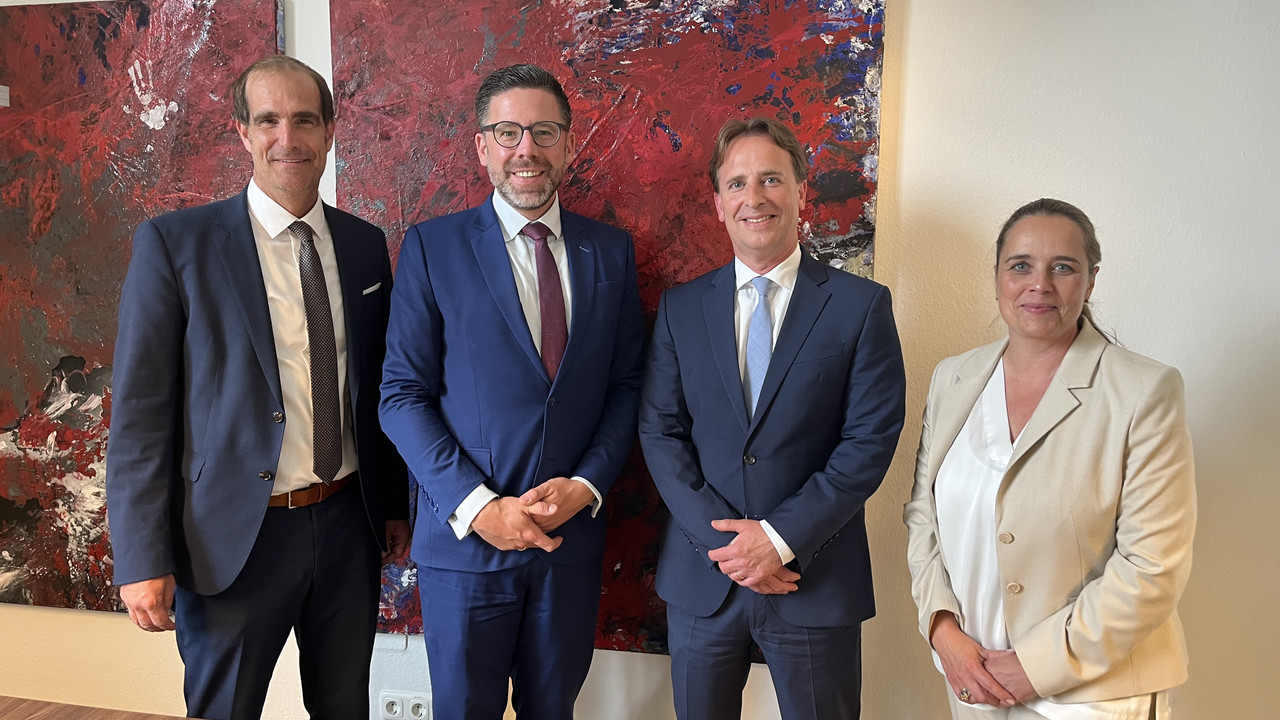das Bild zeigt: Ministerialdirigent Fabian Scherf, Justizminister Philipp Fernis, Präsident des Landesarbeitsgerichts Matthias Hambach und Vizepräsidentin des Landesarbeitsgerichts Anne Friedrichs