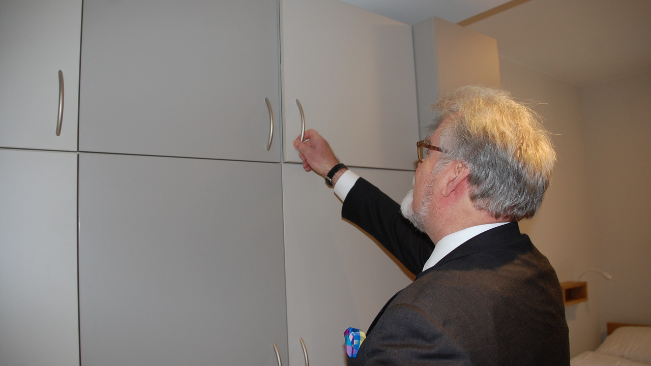 Justizminister Herbert Mertin beim Öffnen der Einbauschränke im Internatsgebäude der Justizvollzugsschule 