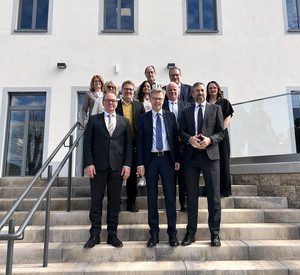 Das Bild zeigt: Staatssekretär Dr. Matthias Frey weiht neue Räumlichkeiten des Justizausbildungszentrums Saarburg ein