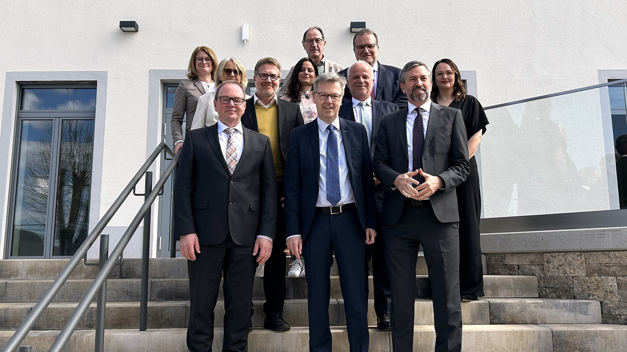 Das Bild zeigt: Staatssekretär Dr. Matthias Frey weiht neue Räumlichkeiten des Justizausbildungszentrums Saarburg ein