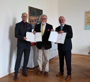 Das Bild zeigt: Philipp Stahlhacke, Justizminister Herbert Mertin und Jürgen Thum