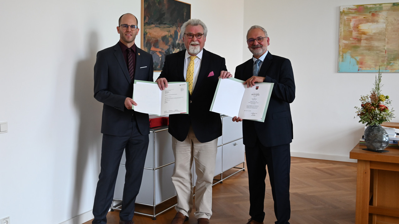 Das Bild zeigt: Philipp Stahlhacke, Justizminister Herbert Mertin und Jürgen Thum