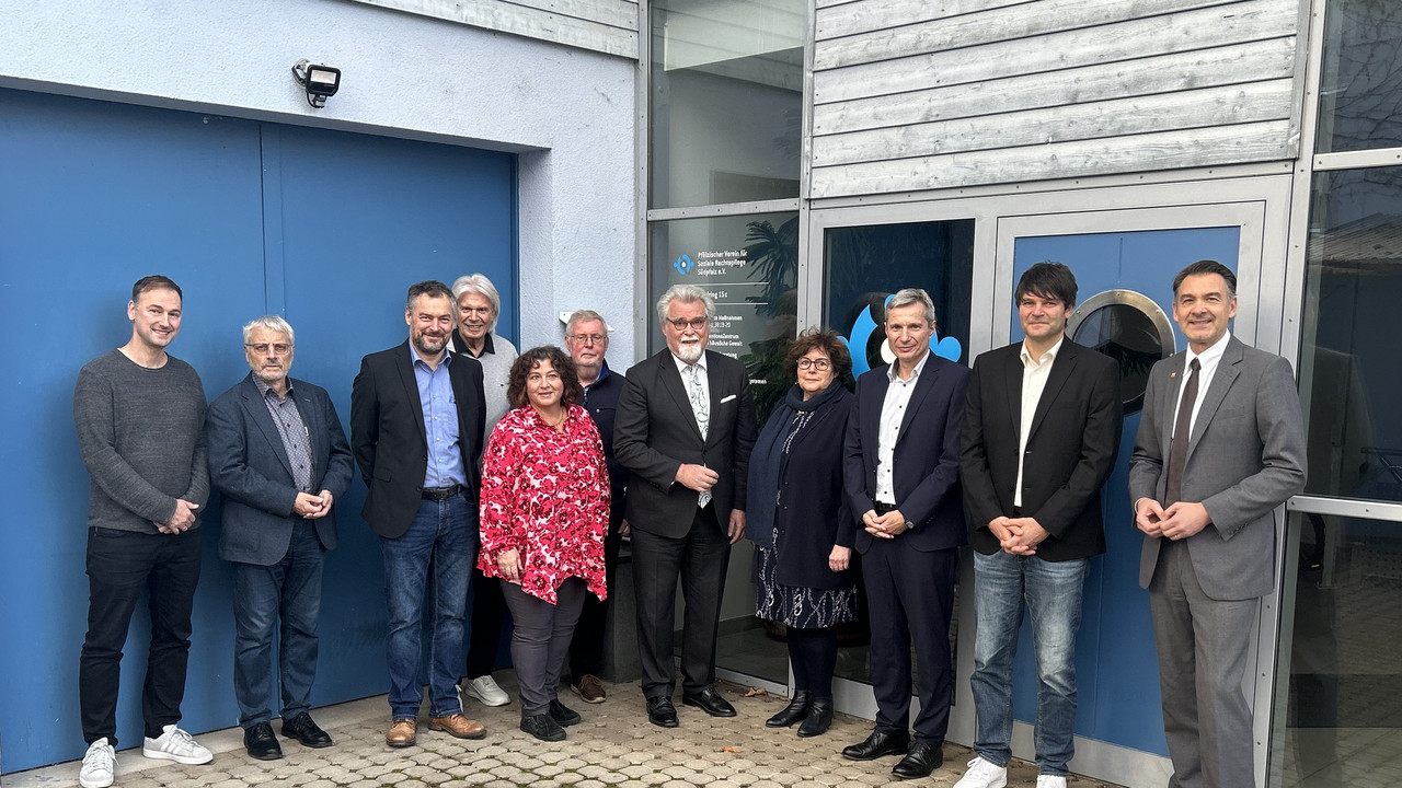 Das Bild zeigt: Marcus Schwörer, Anton Bauer, Stefan Hellmann, Dr. Michael Noetzel, Silke Thomas, Helmut Kuhs, Justizminister Herbert Mertin, Regine Schuster, Markus Gietzen, Marco Kerner, Thomas Messer