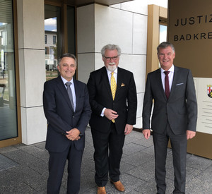Das Bild zeigt Dr. Matthias Friedrich, Justizminister Herbert Mertin und Präsident des Landgerichts Bad Kreuznach Thomas Bergman