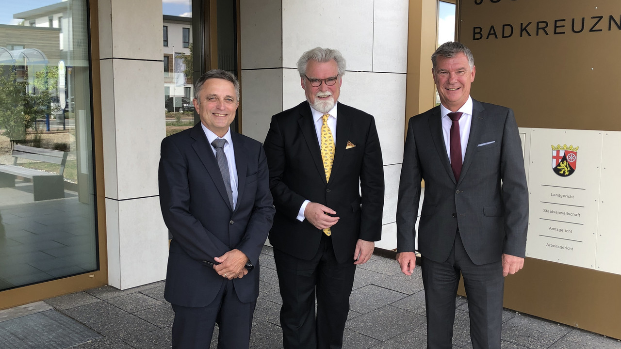 Das Bild zeigt Dr. Matthias Friedrich, Justizminister Herbert Mertin und Präsident des Landgerichts Bad Kreuznach Thomas Bergman