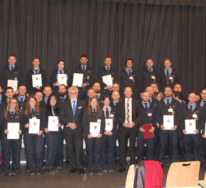 Gruppenfoto der Absolventinnen und Absolventen der Justizvollzugsschule Wittlich mit Justizminister Herbert Mertin und dem saarländischen Staatssekretär der Justiz Dr. Jens Diener
