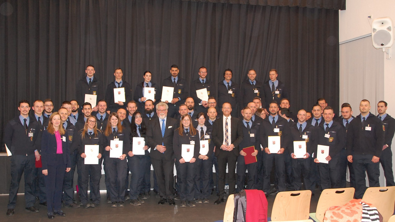 Gruppenfoto der Absolventinnen und Absolventen der Justizvollzugsschule Wittlich mit Justizminister Herbert Mertin und dem saarländischen Staatssekretär der Justiz Dr. Jens Diener