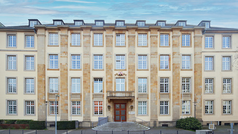 Auszeichnung für beste Absolventinnen und Absolventen der Zweiten juristischen Staatsprüfung – Ministerium der Justiz gründet Herbert-Mertin-Preis Auszeichnung für beste Absolventinnen und Absolventen der Zweiten juristischen Staatsprüfung – Ministerium der Justiz gründet Herbert-Mertin-Preis