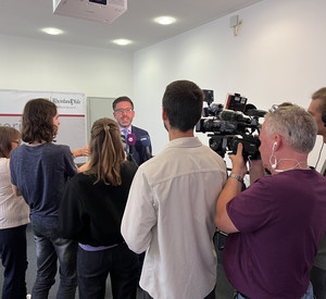 das Bild zeigt: Justizminister Philipp Fernis im Interview
