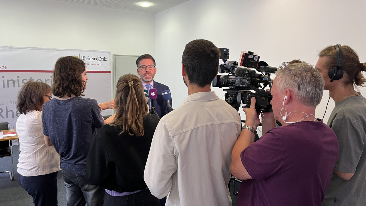 das Bild zeigt: Justizminister Philipp Fernis im Interview