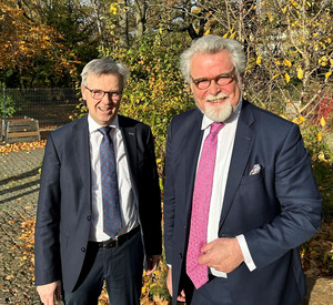Foto von v.l.n.r. Justizstaatssekretär Dr. Matthias Frey und Justizminister Herbert Mertin