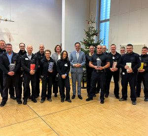 das Bild zeigt: Justizminister Philipp Fernis mit den Bediensteten der JVA Rohrbach