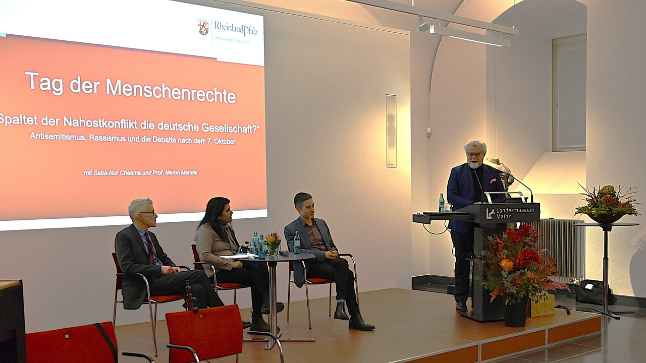 Das Bild zeigt: Christoph Heinemann, Saba-Nur Cheema und Prof. Dr. Meron Mendel