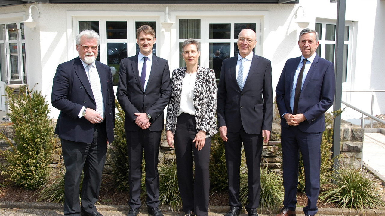 Gruppenfoto von Herbert Mertin, Dr. Dennis Graf, Dr. Susanne Dreyer-Mälzer, Stephan Rüll und Thomas Henrichs
